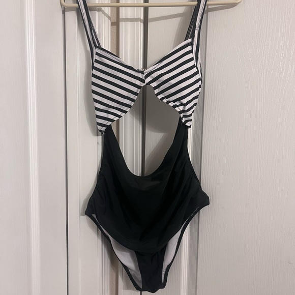 Cupshe black and white one piece 🩱 - Picture 7 of 7